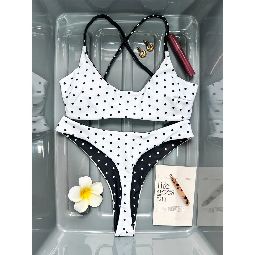 Foto reale bikini a pois - vista frontale