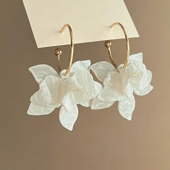 أقراط دائرية عصرية جديدة على شكل زهرة باللونين الأبيض والبني 1