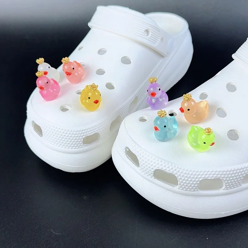 4/8-teiliges Sommer-Mode-Schuhcharms-Set, Zubehör für Clogs, Schuhschnallen, niedliche leuchtende Krone, Ente, DIY 3D-Schuhdekorationen – Detail 7
