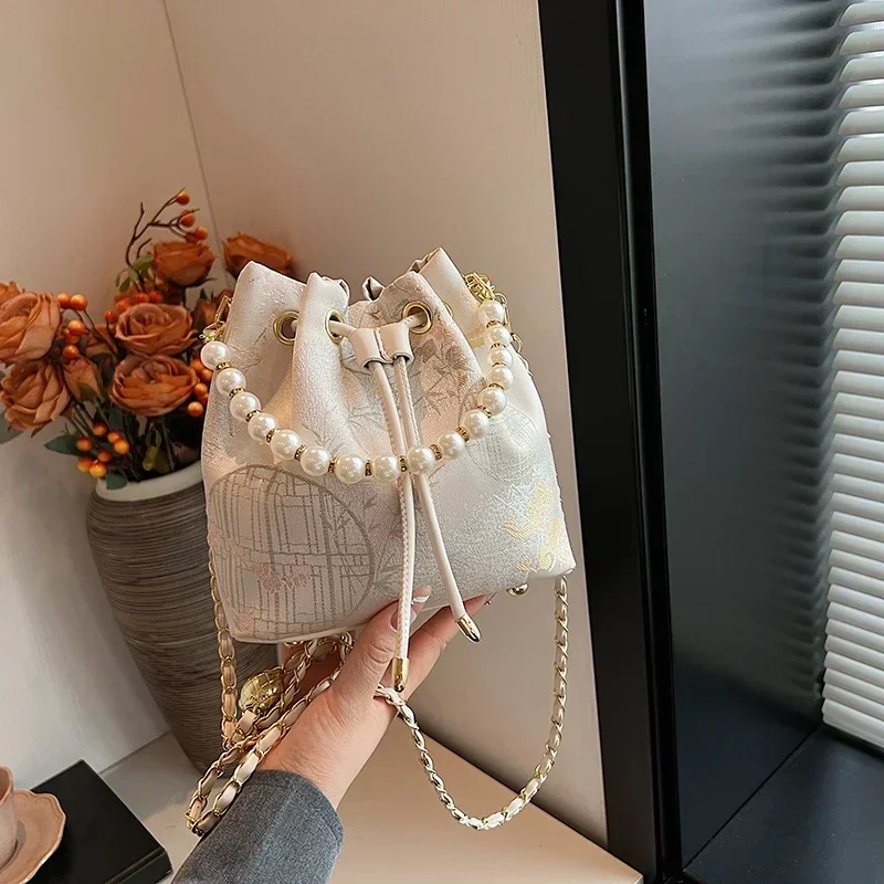 thumbnail image 1 of Bolsos de hombro de mujer con cadena sólida en oferta 2024 Bolsos de mujer con bordado de alta calidad Bolsos cruzados exquisitos y versátiles, 1 of 4