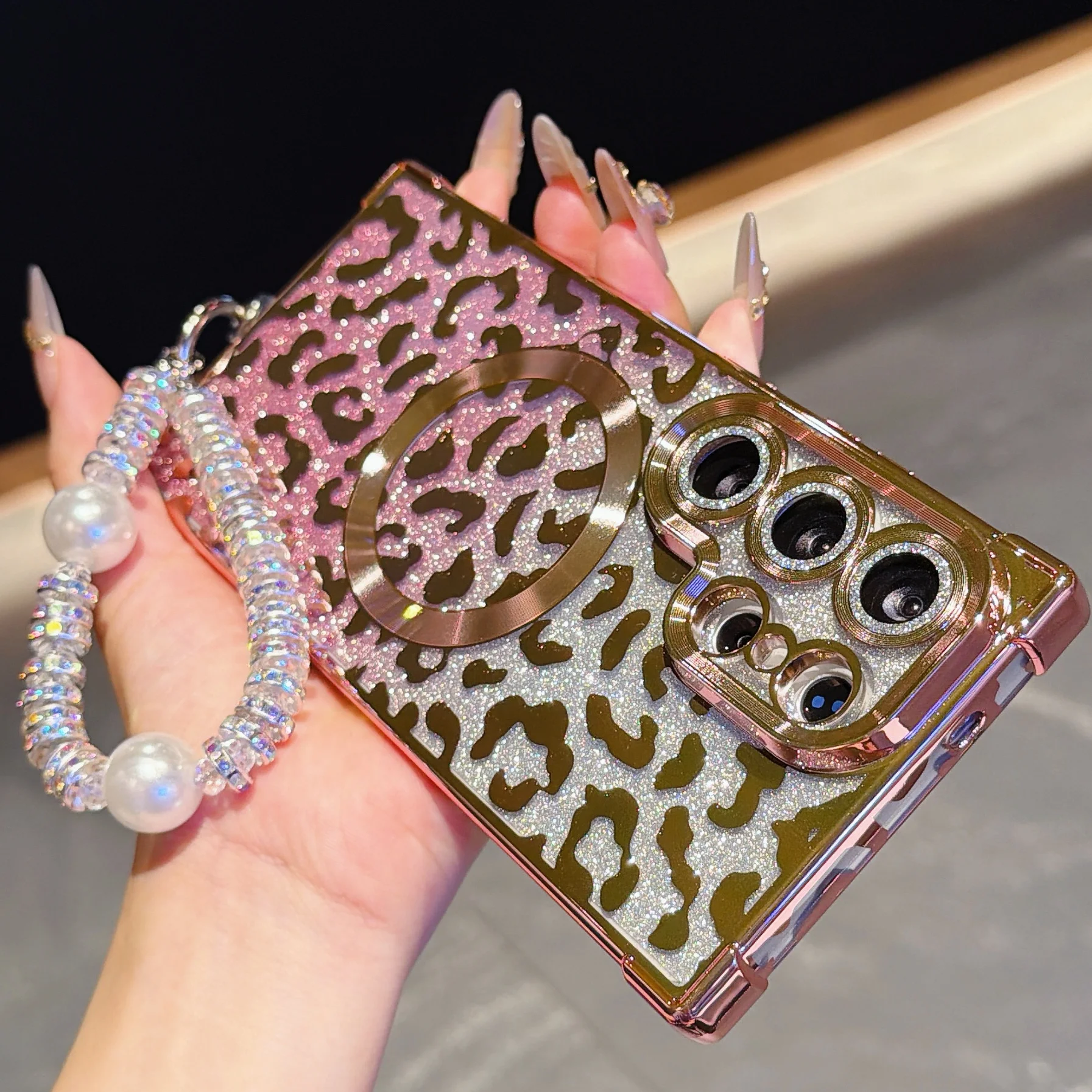 Coque Galaxy S26 Motif Léopard Avec Lanière Main Diamant Souple_voghion.com