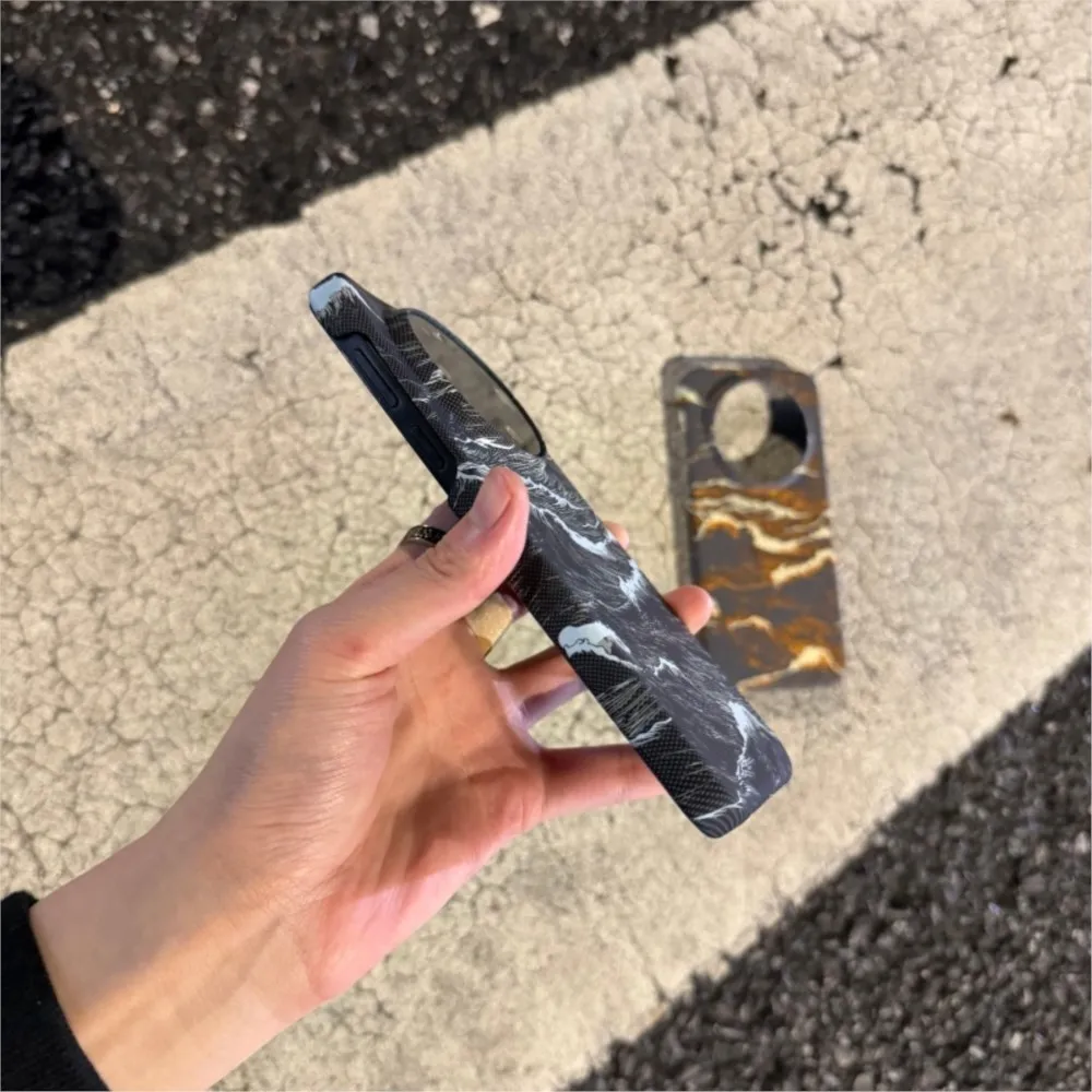 Luxury Frameless Carbon Fiber MagSafe-Compatible Wireless Charging Case with Heat Dissipation Technology