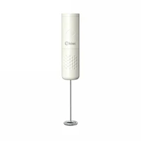 Mousseur à lait électrique portatif avec fouet en acier inoxydable et corps en ABS, batteur à œufs portable pour le café, le cappuccino et la pâtisserie, design blanc ergonomique, 3,5 x 22 cm. 2