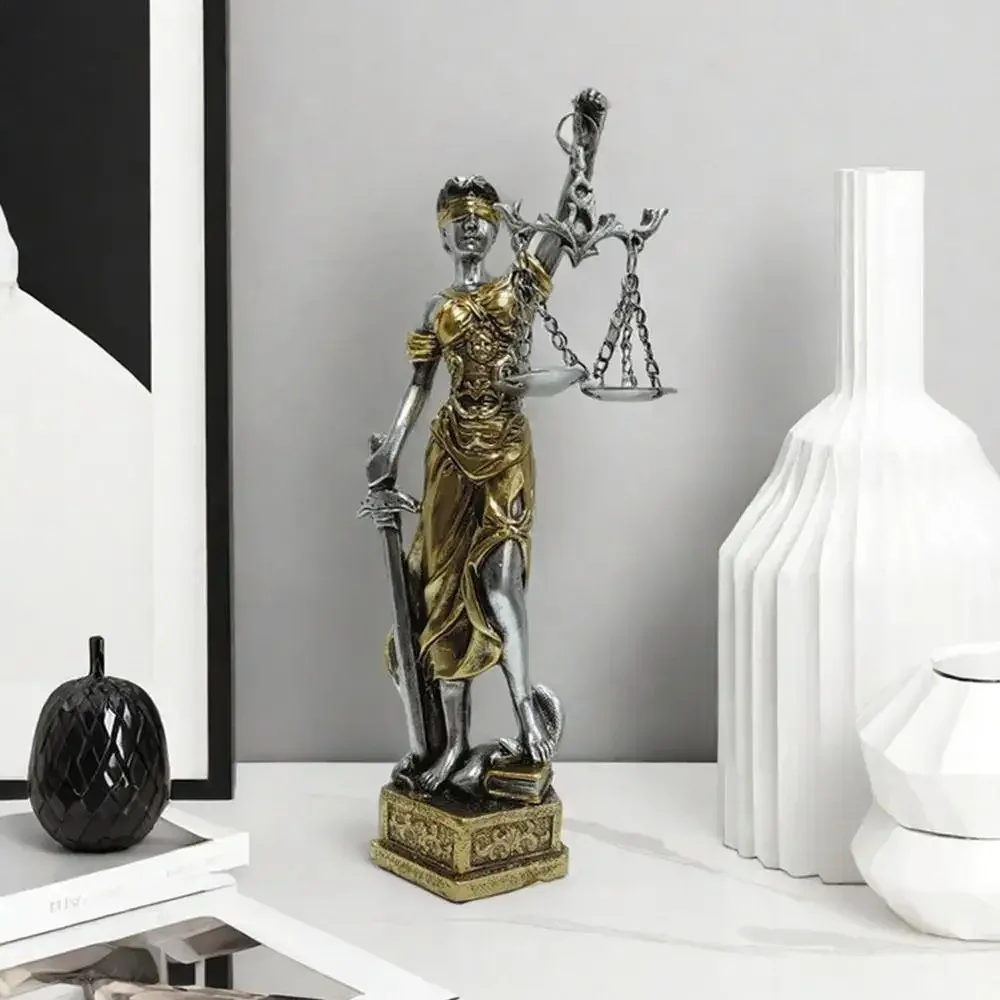 Statuette grecque avec épée et balance