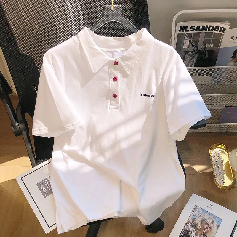 

Женская футболка с коротким рукавом и свободным воротником