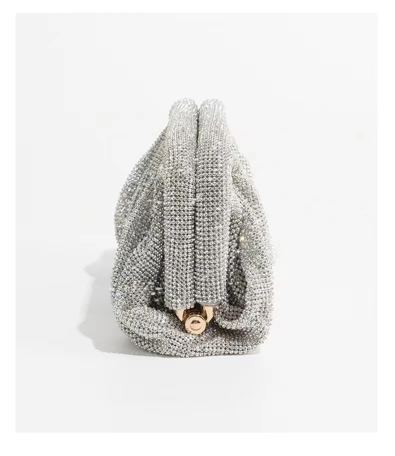 حقائب يد نسائية فضية لامعة، بتصميم محافظ بطيات كري...