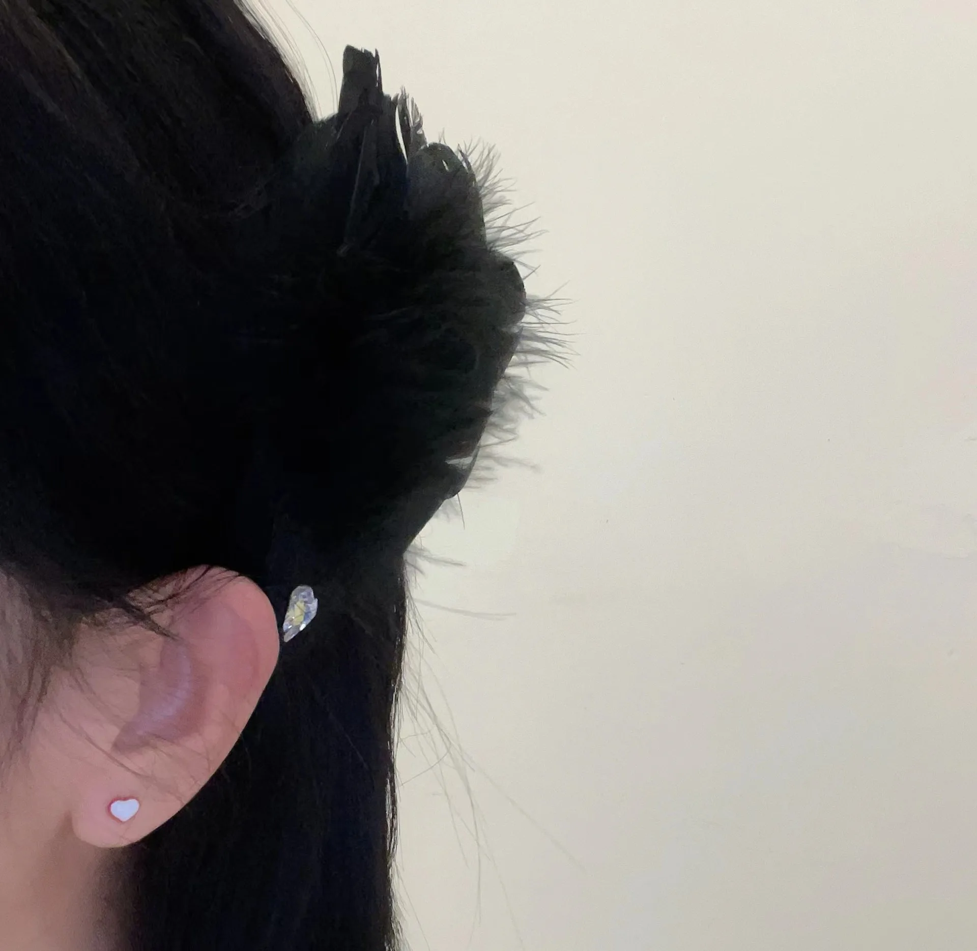 Рисунок 6 - Женский головной убор с белым лебедем и перьями