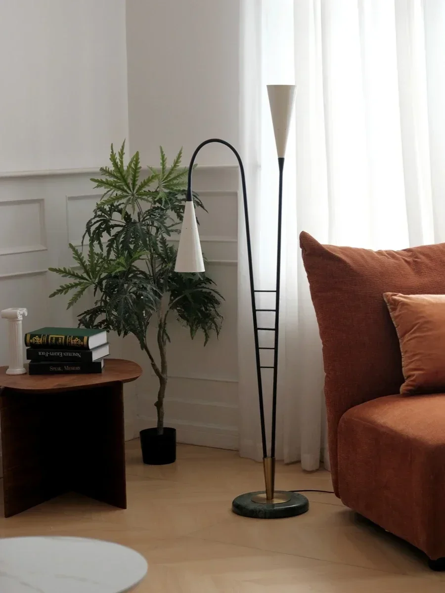 Description Picture 2 of itemMedieval Vintage Floor Lamp Medieval Vintage Living Room Live Background Light торшер напольный lampara de pie salon stehlampe조명
