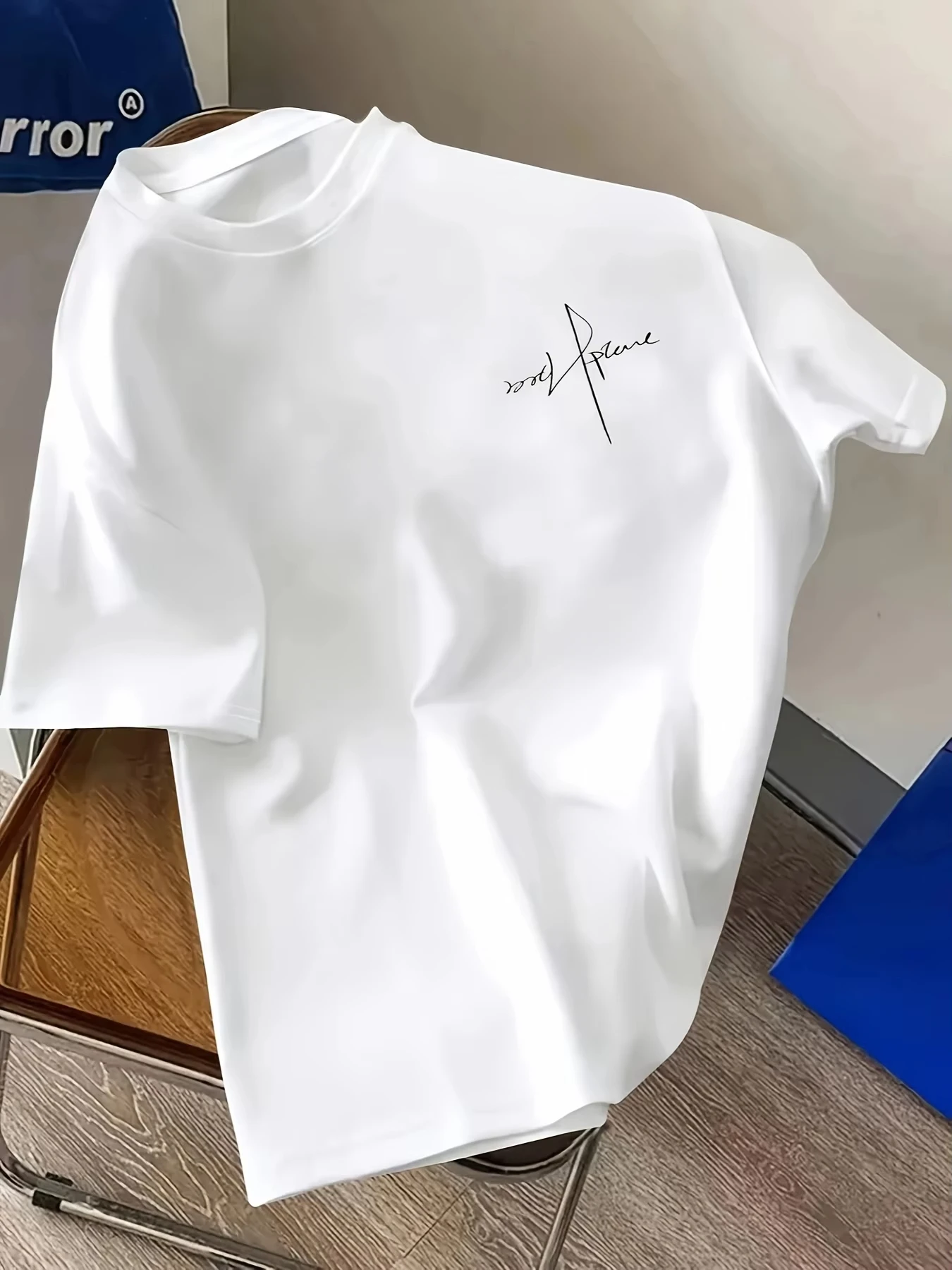 Unisex-T-Shirt mit minimalistischem handgeschriebenem Signatur-Print, kleiner Brustdruck, Rundhalsausschnitt, kurze Ärmel, schlichtes, lässiges Basic-Oberteil für den Alltag.