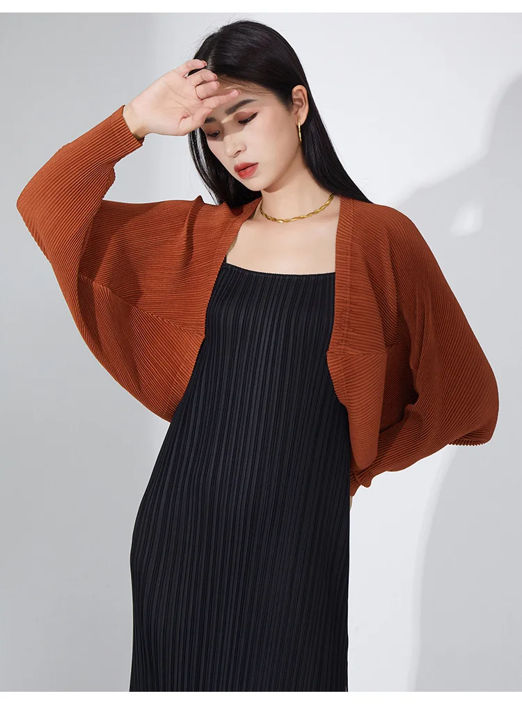 

2023 new loose pleated coat Spring and autumn female fashion cape cardigan coat