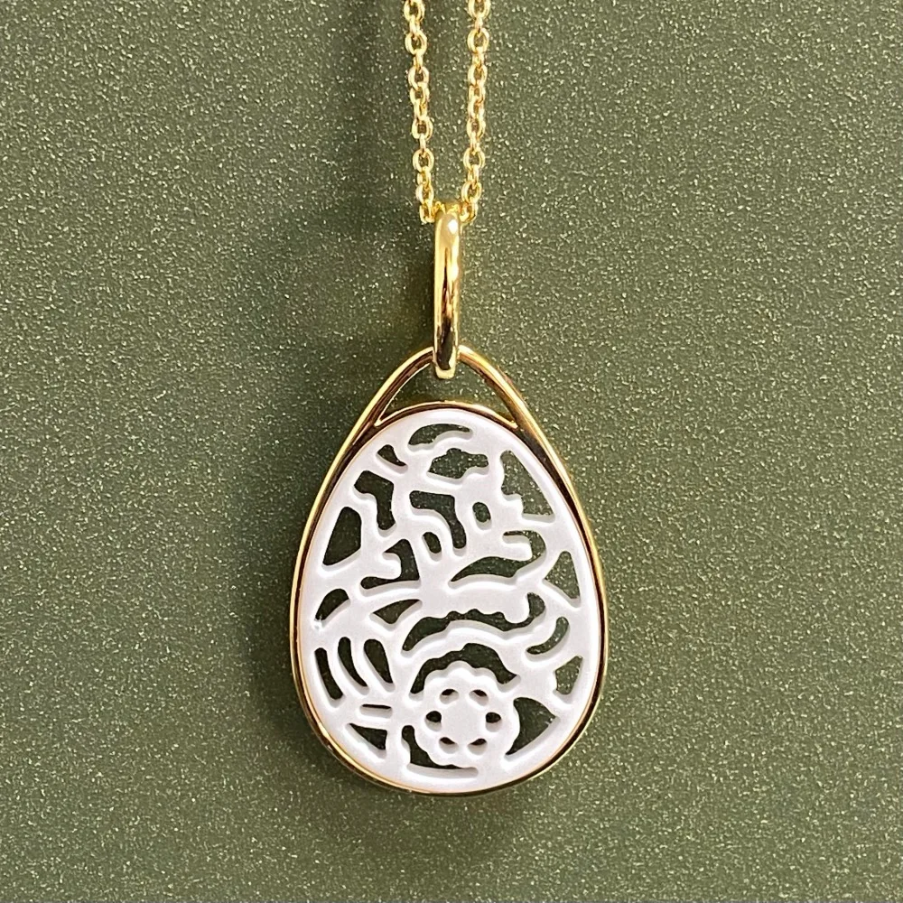 

Exquisite Ladies Jet Pendant Necklace Fossil Hand Carved Hollow Flower Pendant Water Drop Gold Plated Fashion Jewelry