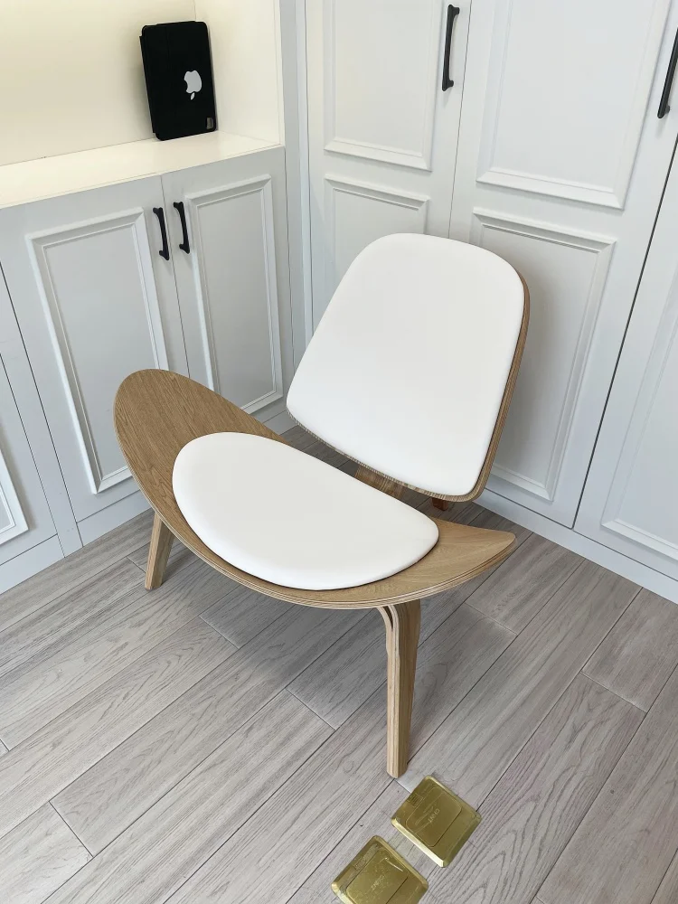 Hans Wegner Style Chair Simple and Modern Leather Shell Chair with White Padded Seat Ergonomic Three-Legged Shell Lounge