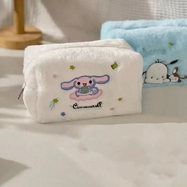 귀여운 산리오 캐릭터가 담긴 대용량 봉제 연필 케이스로 학용품과 기타 소품을 깔끔하게 정리하고 다양한 용도로 사용할 수 있습니다.
