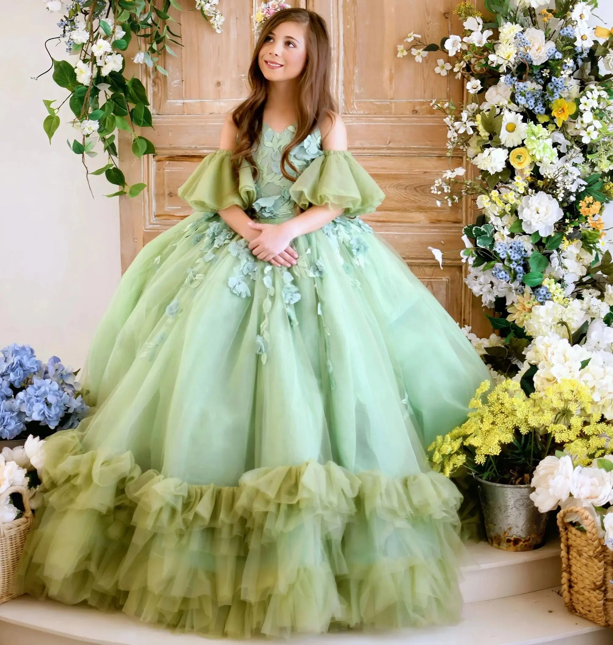 

Puffy Ball Gown Girls Pageant Dresses Appliques Tiered Ruffles Children Birthday Gowns Sweep Train Kids Photoshoot Dresses