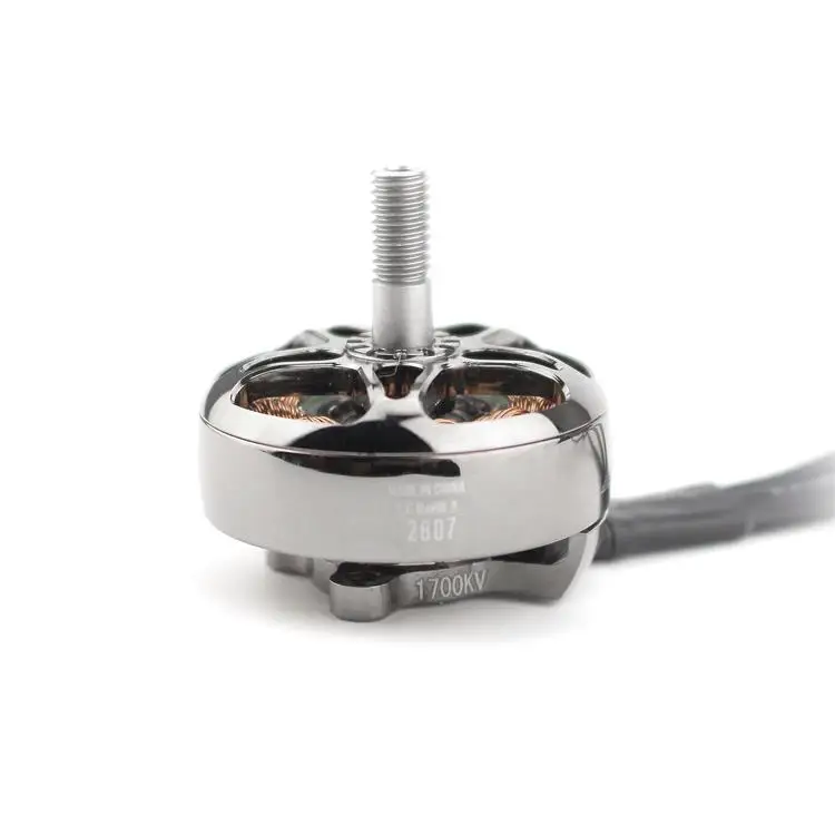 Détail du Moteur EMAX ECO II 2807 1300KV, entouré de composants électroniques pour FPV longue portée.