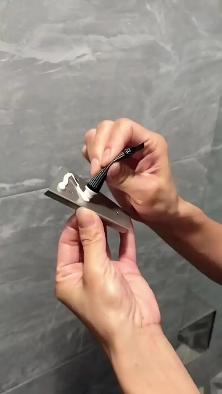 Distributeur gel hydroalcoolique installé dans un couloir, prêt à l'emploi.