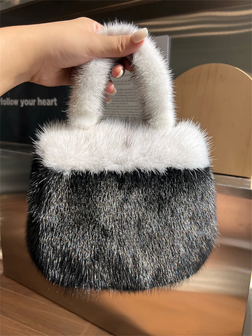 Kleine Handtaschen aus Nerzfell, flauschige Handtaschen für Damen, gepolsterte Taschen, echte Fell-Umhängetaschen, luxuriöse Markenhandtaschen für Damen. – Detail 15