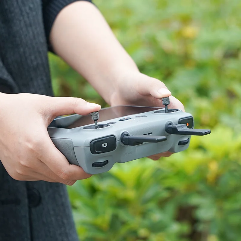 Vue rapprochée du joystick de rechange pour télécommande DJI RC/RC2, compatible Avata 360, Mini 4 Pro, Air 3S, Mavic 4 Pro, avec texture antidérapante.
