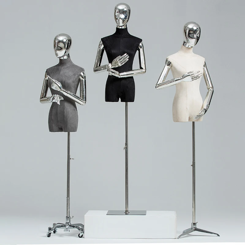 três manequins vestidos em pé em uma loja. loja de roupas femininas casuais  no shopping. manequins