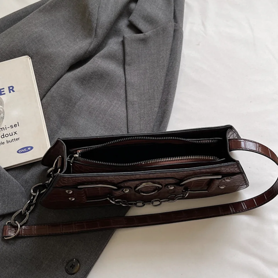 シックな高級ショルダーバッグ クロコダイルチェーン ロゴディテール