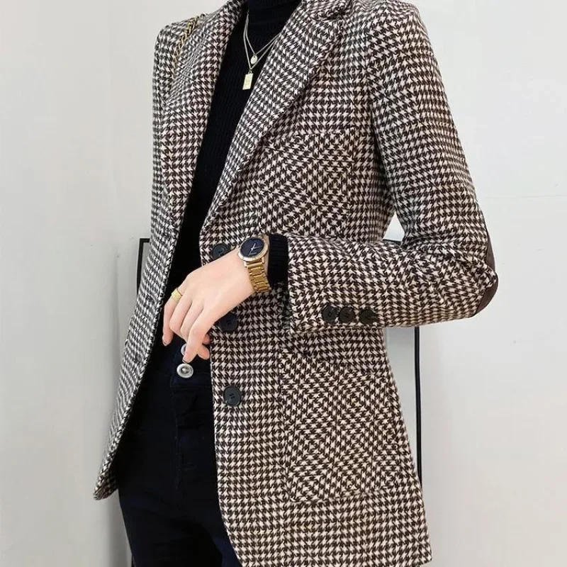 Elegant Autumn 2023 New Style Plaid Temperament Small Suit with Shiny Threads and Decorative Buttons for Women