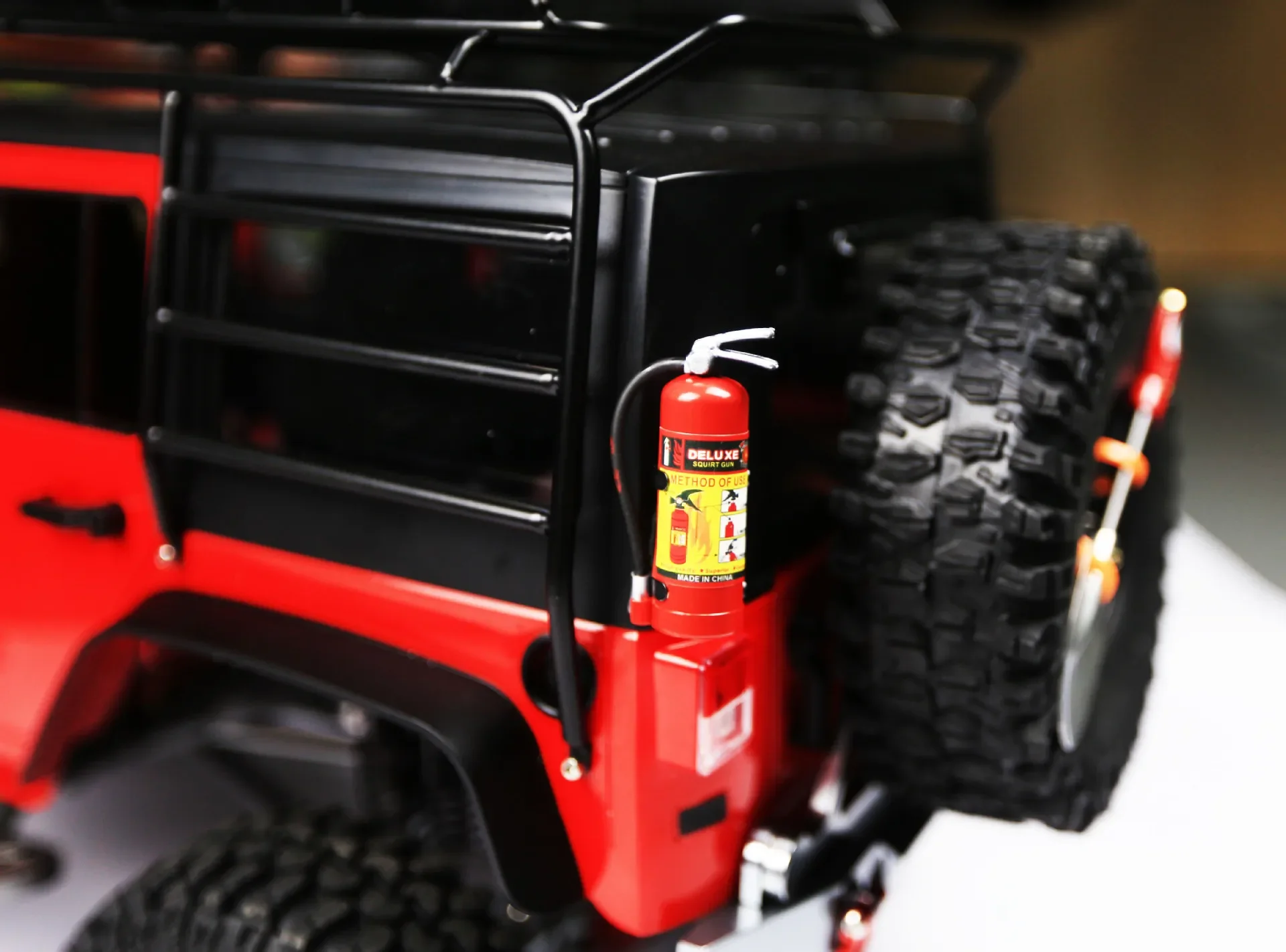 Gros plan sur l'extincteur miniature 1/10 pour RC Crawler, montrant les détails de l'étiquette et de la buse