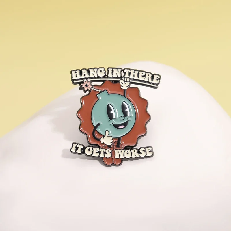 Hang In There It Gets Worse Emaille Pins Extreme Satirische Zitate Broschen Kleidung Kragen Revers Abzeichen Rucksack Schmuck als Geschenk – Detail 10