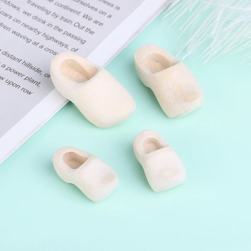 1Pair 1/12 Dollhouse Miniature Wooden Shoes Simulation Scene Collection Model DIY Accessories