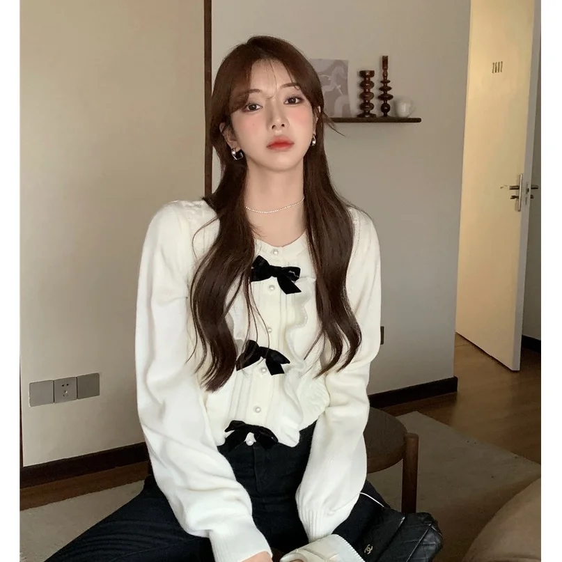 

Ihkke Butterfly Cream White Vintage Sweater