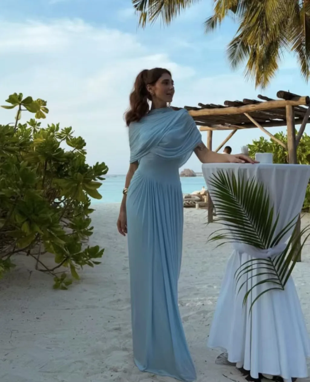 فستان أزرق طويل غير منتظم 2025