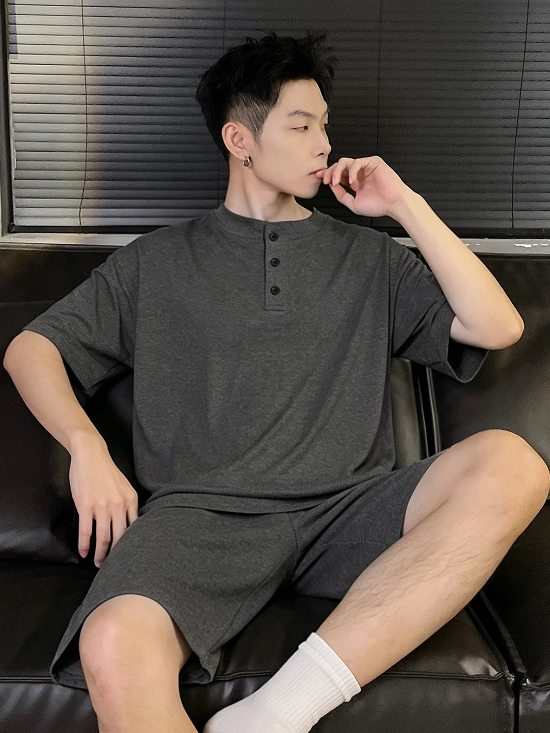 그레이 여름 남성 잠옷 얇은 반팔 홈웨어 세트는 외부에서 착용 가능 라운드넥 잠옷 편안한 폴리에스터 원단