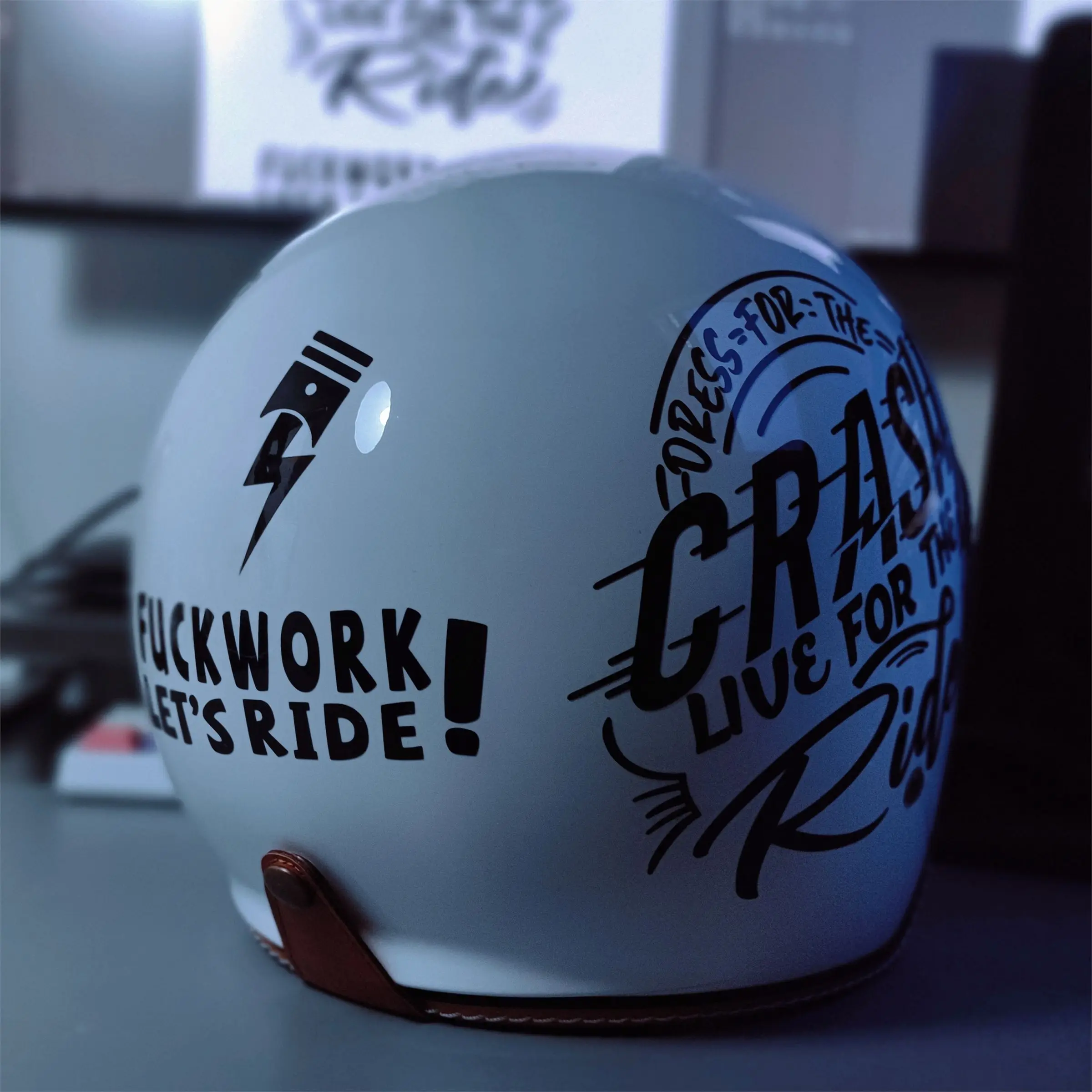 "¡DRESS FOR THE CRASH! VIVE FOR THE Ride" pegatinas para casco de motocicleta impermeable tanque de combustible de motocicleta divertidas calcomanías de vinilo para Harley