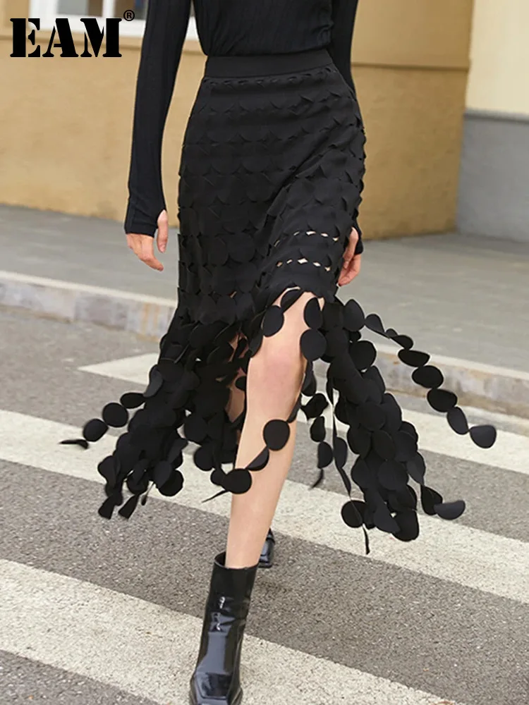 

[EAM] High Waist Red Black Tassels Hollow Out Long Elegant Half-body Skirt Women Fashion Tide New Spring Autumn 2024 1DH4794