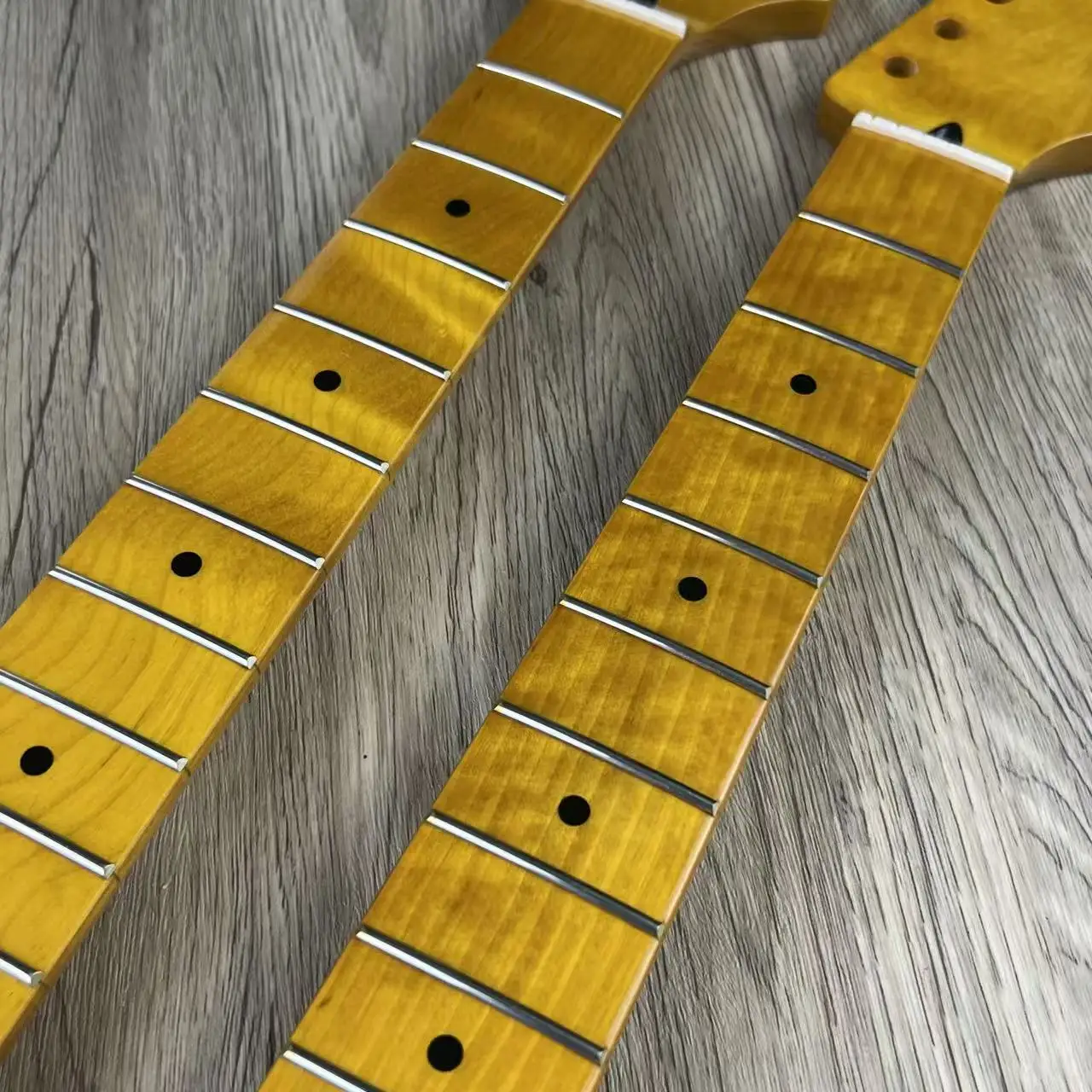 ST Guitar Neck Light Yellow Glossy Canadian Maple Fingerboard 22F 9.5 Inch Guitar Neck with Glossy Paint Finish