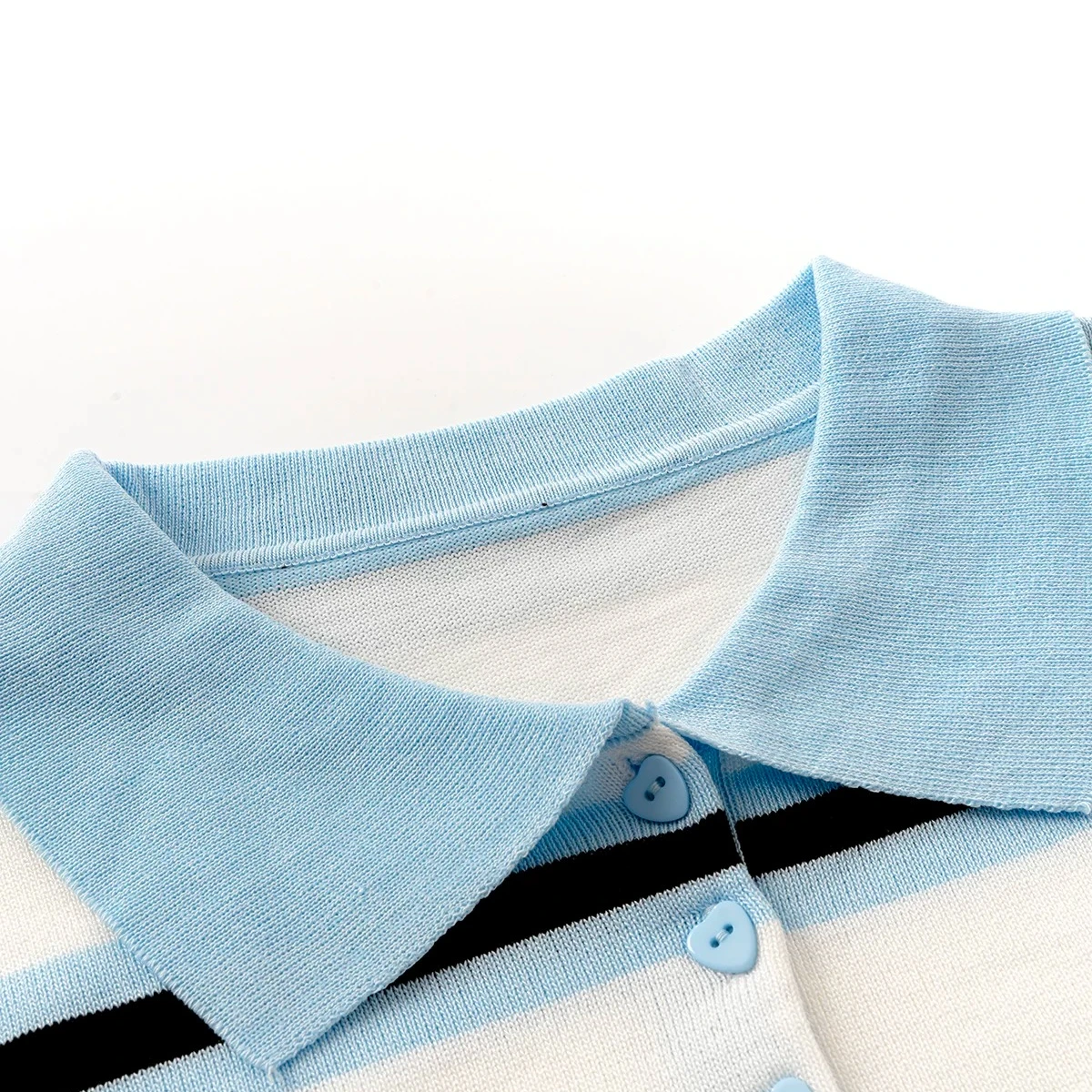 Maglione a Collo Polo a Righe per Donna, Blu e Bianco con Ricamo Cuore Nero, Manica Corta, Elasticizzato e Aderente - immagine 4