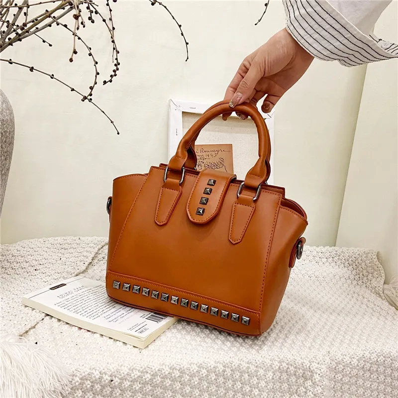 Vintage Rivet Bag 2023 New Women's Shoulder Bag Crossbody Bag Metal Base Smiling Face Bag Large Capacity Handbag Shell Bag