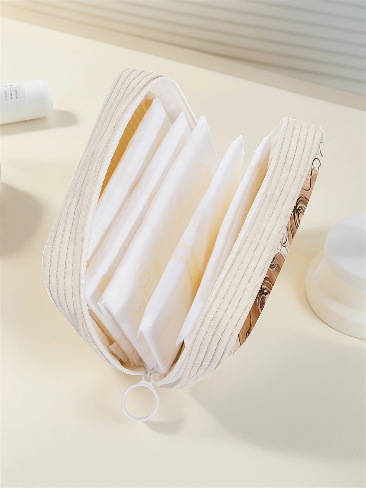 Cartoon girl pattern printed sanitary napkin storage bag, women's lightweight tissue bag, sanitary tissue bag