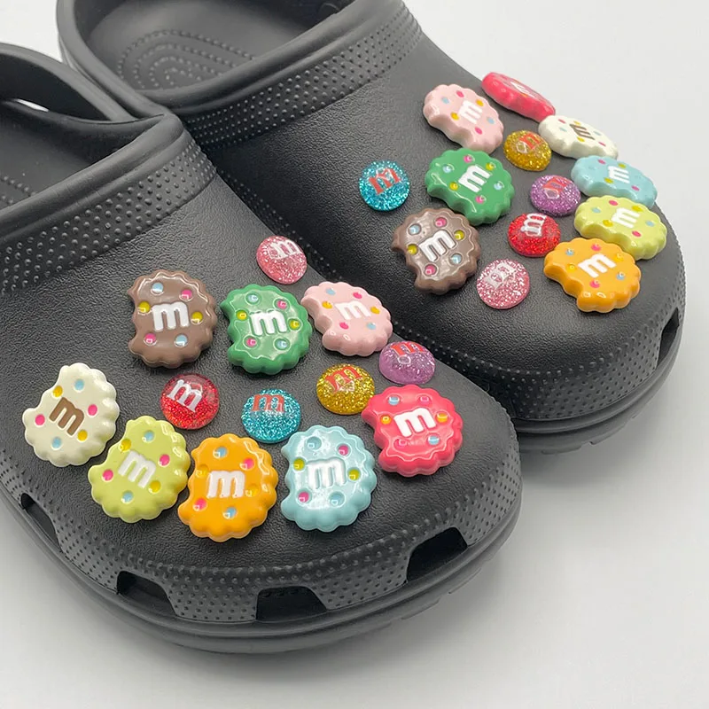 

Designer Funny Jibz English Letter M Bean Candy Croc Shoe Charms Cute Shoe Pins For Crocs Child's Clogs Decoration Accessories