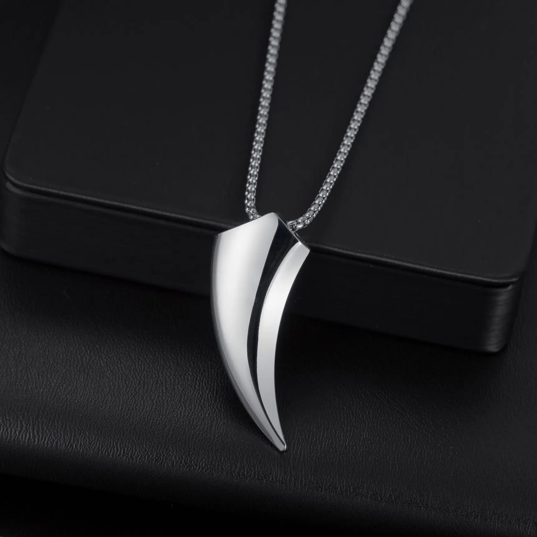 MeMolissa New Trendy Wolf Tooth Shaped Pendant Stainless Steel Necklace For Men Fashion Rock Necklace Jewelry Gift