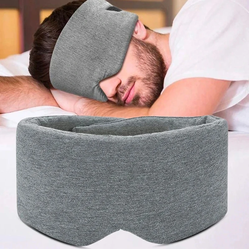 Masque réutilisable en tissu gris anti-lumière porté par une femme, montrant les attaches élastiques et le pince-nez ajustable.