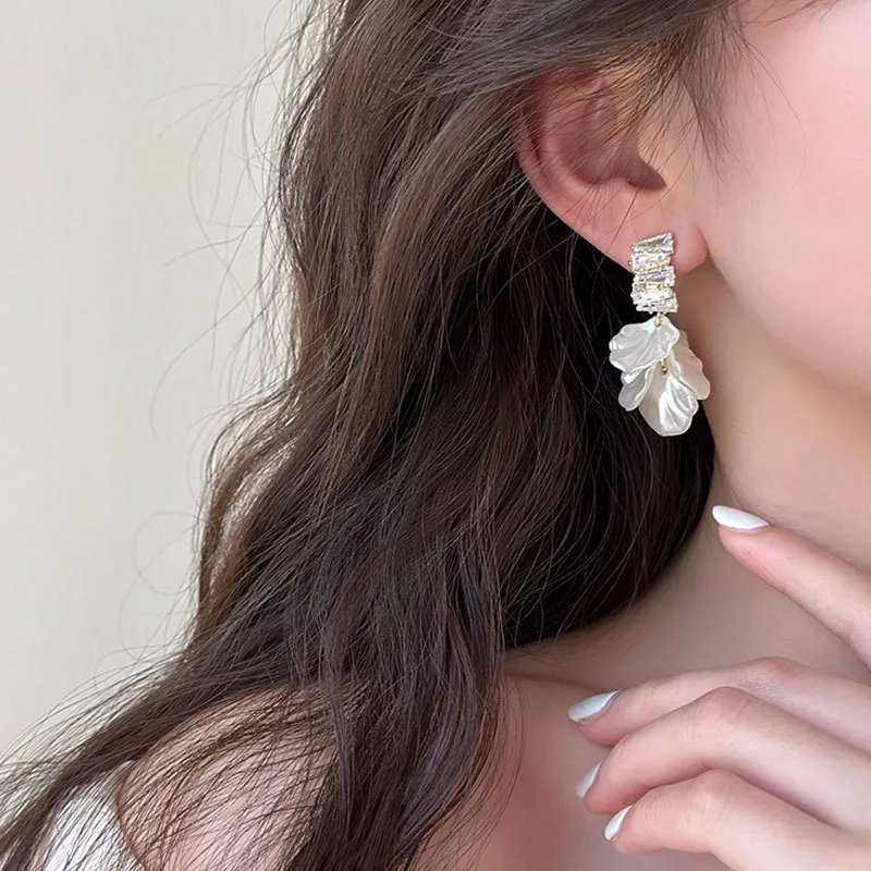 2024 New Classic Fashion Glossy Earrings Women Simple Korean White Shell Flower Earrings Temperament Light Luxury Jewelry Gift