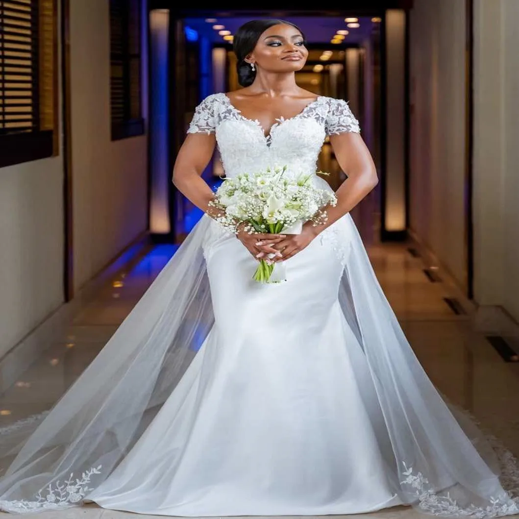 

Женское свадебное платье со шлейфом, кружевное платье с V-образным вырезом и пуговицами, свадебное платье