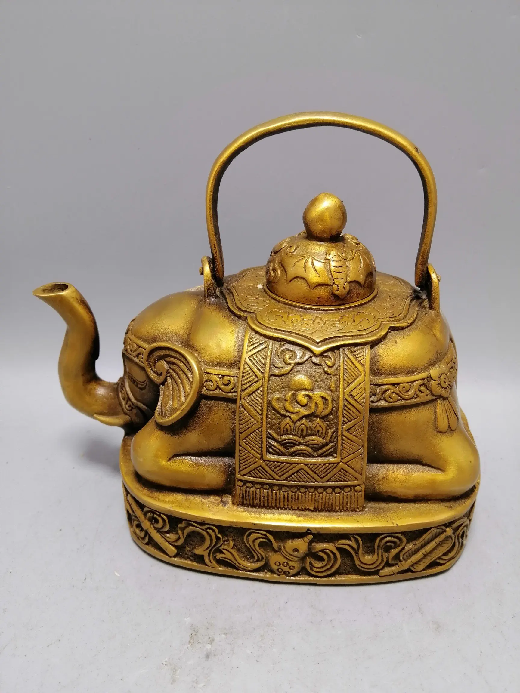 

Antique Collection Brass Baoxiang Teapot Decorations Exquisite Workmanship