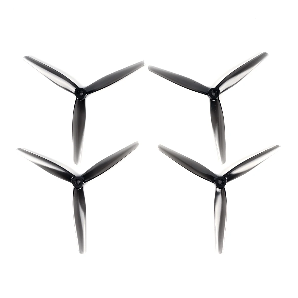 Hélice 7.5x3.7 3 pales pour drone FPV micro, gros plan sur le moyeu et les pales