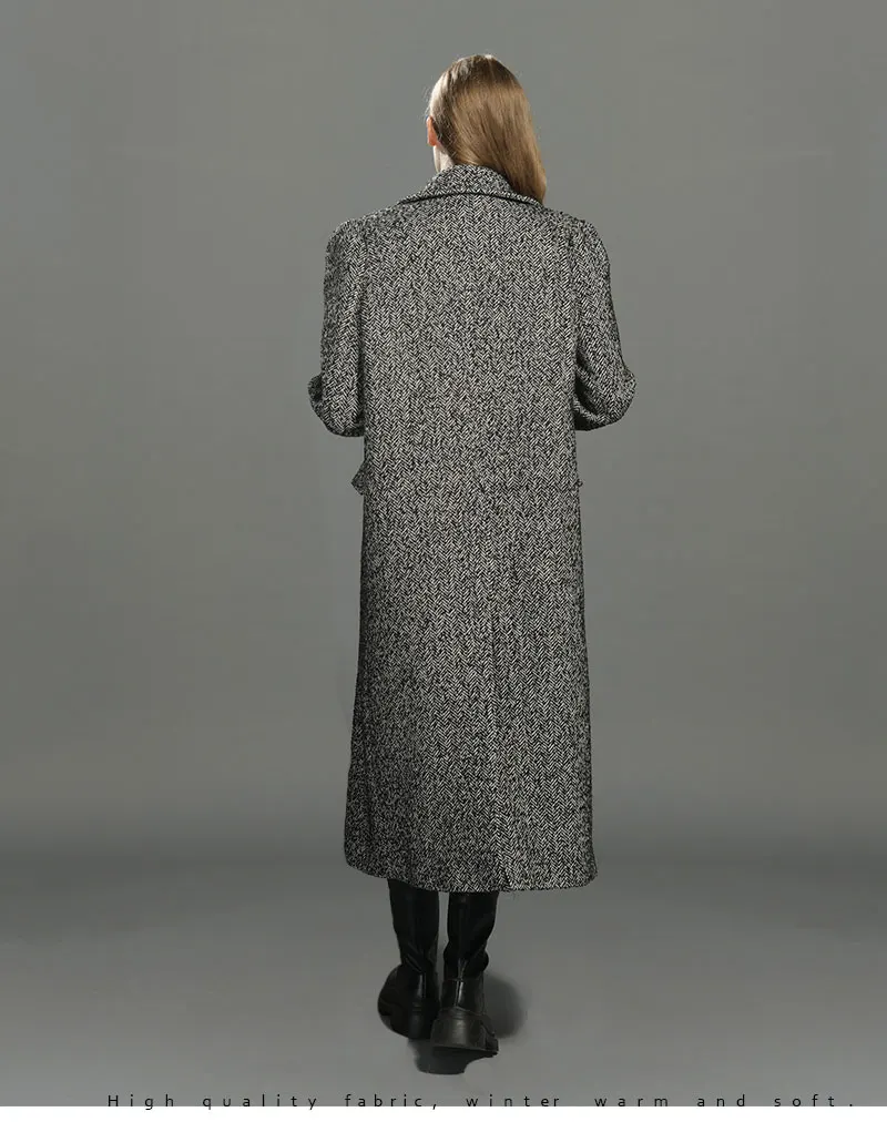 Women's wool coat with turn-down collar and pocket details
