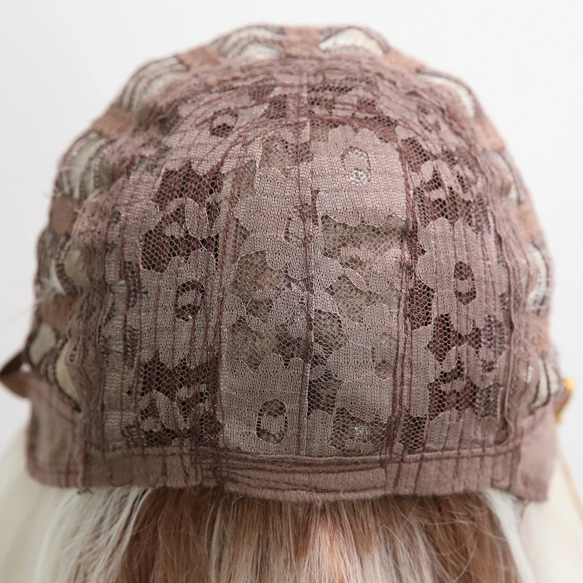 Рисунок 5 - Серо-коричневые женские длинные вьющиеся волосы