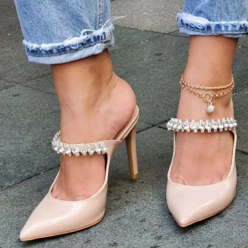 

2023 Thin Heel Apricot Pointed Toe Crystals Chain Sandals Women Patent Leather Slides Stiletto Heel Casual Slippers Plus Size 43