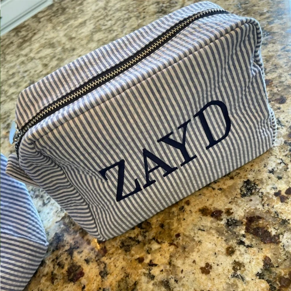 

Free Shipping Ladies Makeup Bags Embroidered Seersucker Bag Personalized Travel Wash Bag Wedding Bridesmaid Gifts Cosmetic Bag