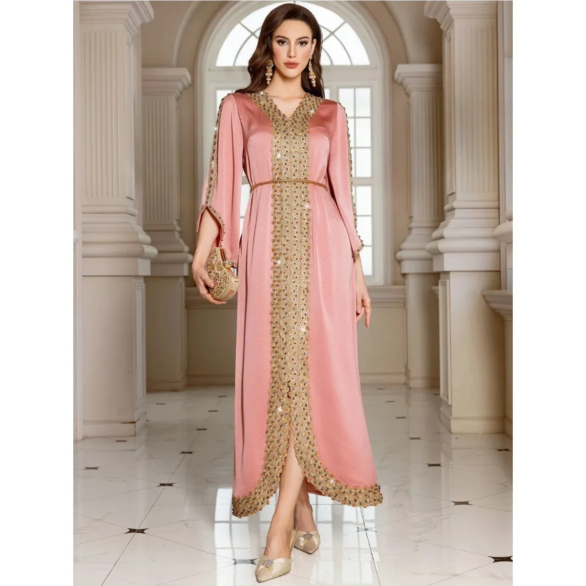 جلابية ذهبي طويلة بتطريز فاخر وأكمام واسعة