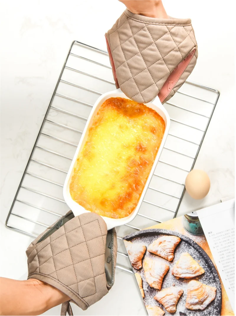Description Picture 6 of item1pc Kitchen Anti scald Oven Gloves Kitchen Multi purpose Fish shaped Silicone Gloves Tray Tableware Rack Oven Gloves